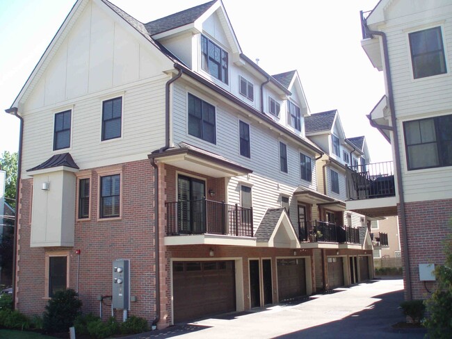Building Photo - 109 Forest St