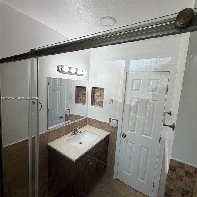 Building Photo - 3932 NW 39th Ave