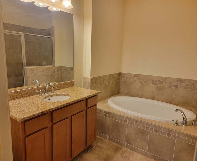 Building Photo - 4/2.5 TOWNHOME VILLA in Waterstone-Davenpo...