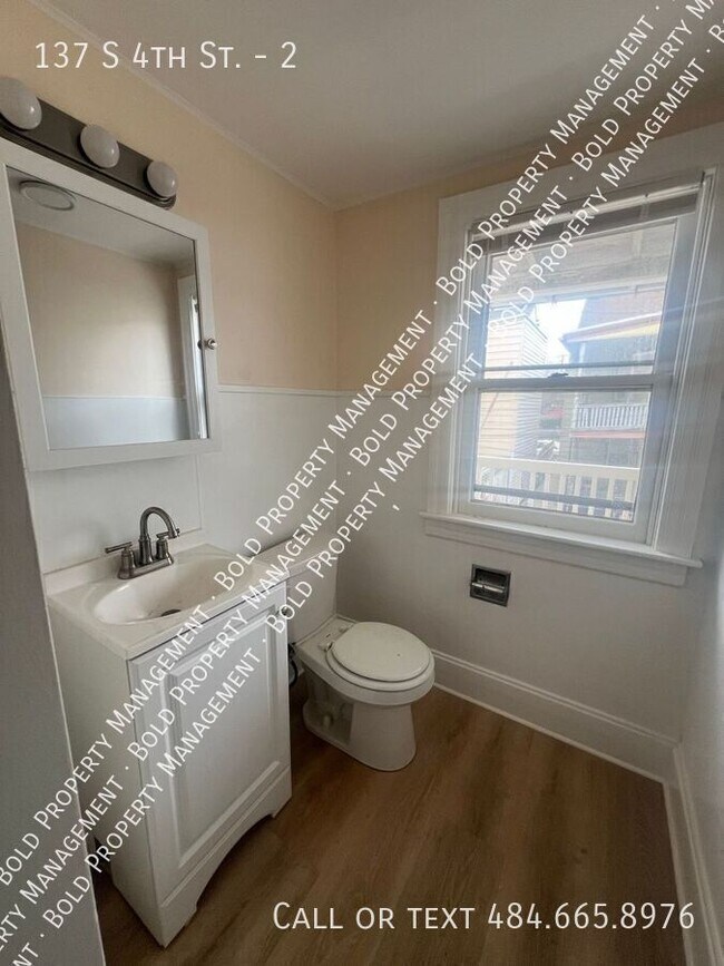 Building Photo - 137 S 4th St