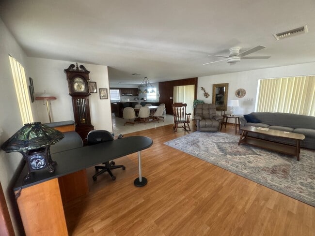 Building Photo - 19 Windy Point Rd