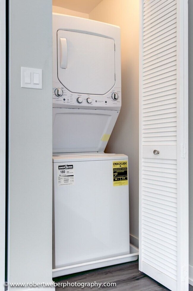 Building Photo - BEAUTIFUL MUST SEE RARE 2 BED/2 BATH REHABBED UNIT W/IN-UNIT LAUNDRY!!