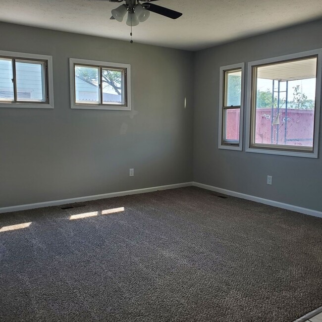 Building Photo - 6 BDRM HOUSE FOR RENT