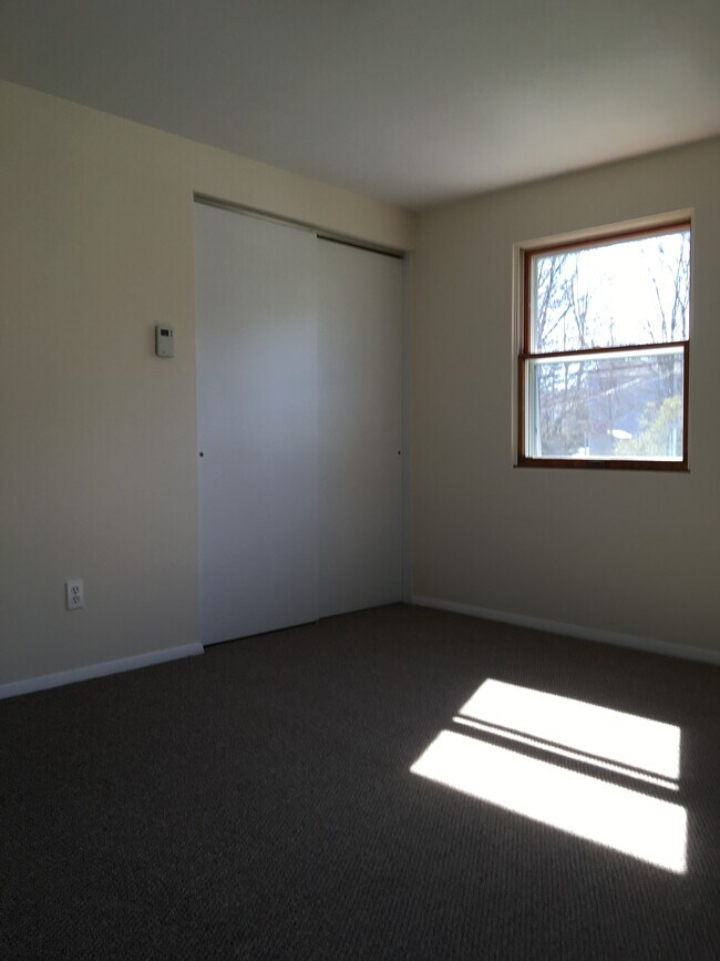 Building Photo - 916 Squires Ave
