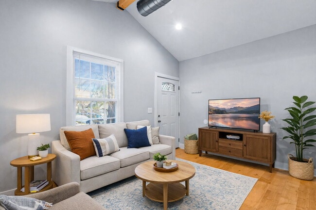 Building Photo - 944 Brent St