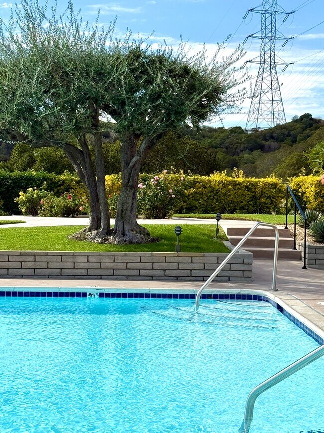 Building Photo - Coveted Highpoint Property