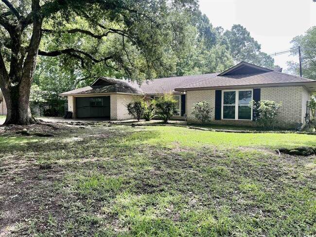 Building Photo - 735 Westbrook Dr