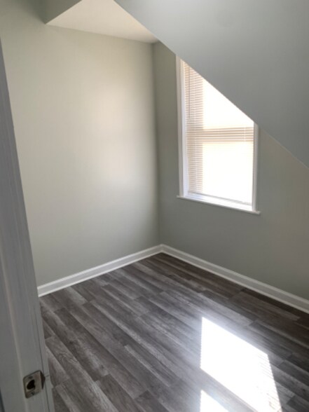 Building Photo - 1419 W 51st St