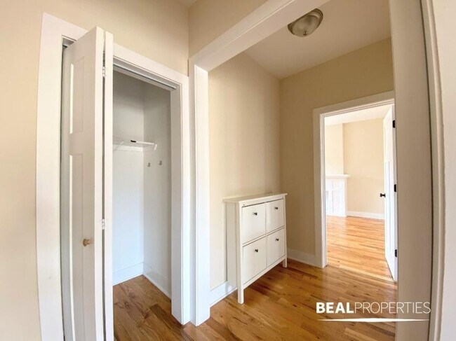 Building Photo - 2 bedroom in EVANSTON IL 60202