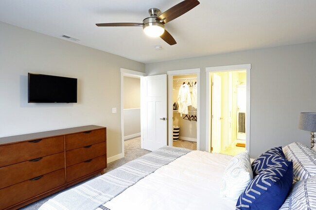 Building Photo - 2 Bedroom, 2.5 Bath Premium Townhome
