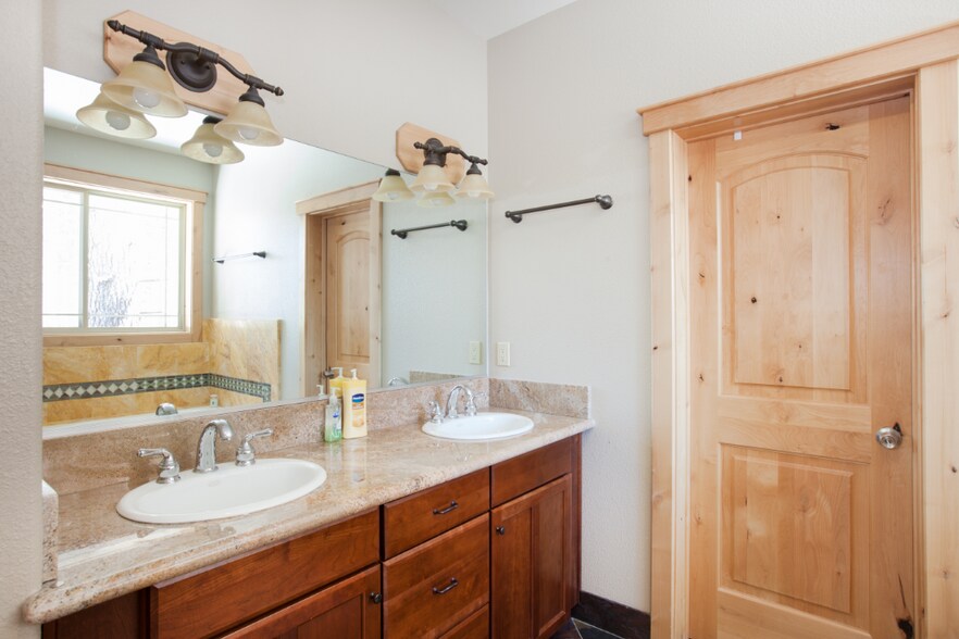 Master Bath Dual Sink - 2989 Fresno Ave