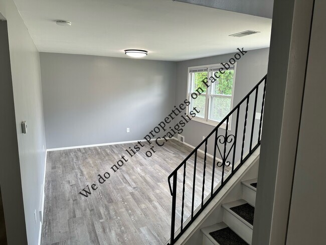 Building Photo - 13 Pawling St