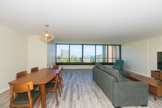 Building Photo - Canterbury Place - Fully renovated with hi...