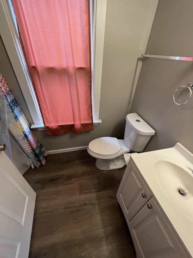 Building Photo - 614 Maple Ave