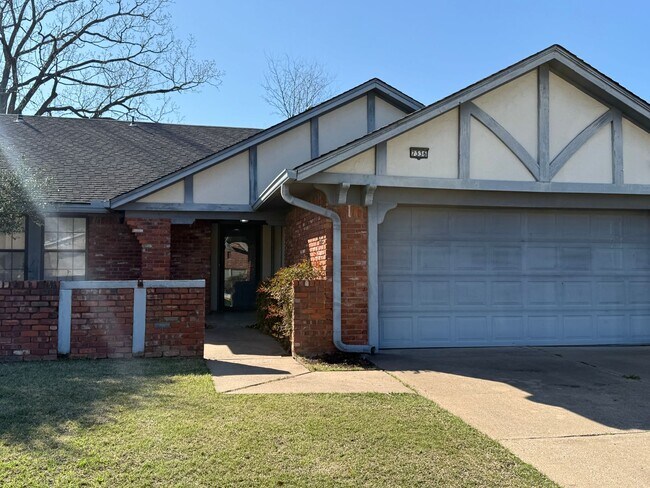 Building Photo - 2 bed 2 bath Duplex in with Large Living Room.