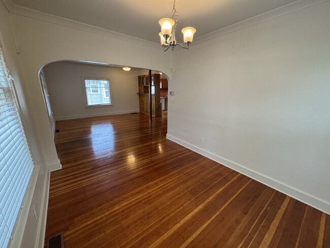 Building Photo - 3 Bedroom Home in Sellwood/Moreland.- Grea...