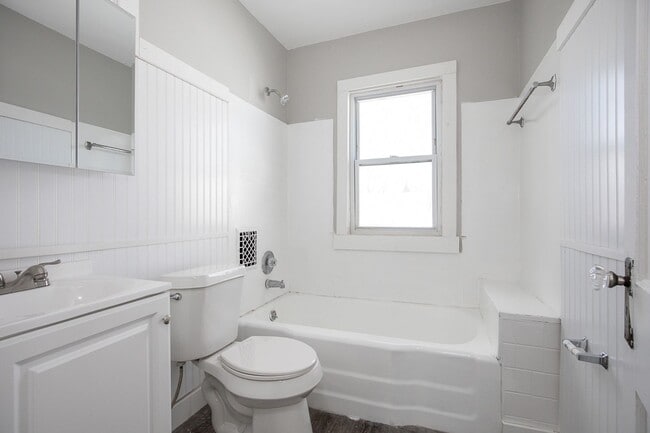 Building Photo - 4 BED, 1 BATH BEAUTIFUL SINGLE-FAMILY HOME IN CLEVELAND!