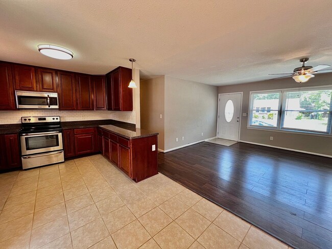 Building Photo - Gorgeous fully renovated 4 bedroom home in...