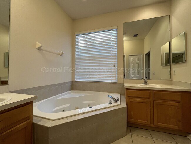 Building Photo - 2923 Sweetspire Cir