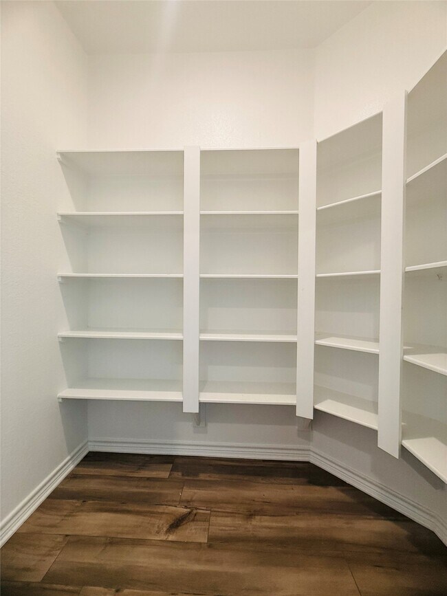 Building Photo - 15826 Dove Holw Dr