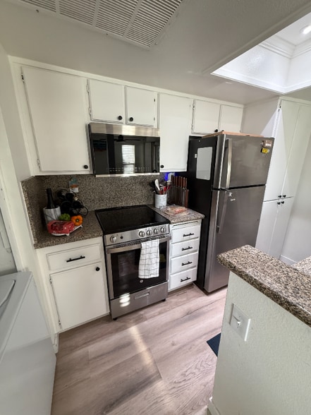 Building Photo - 23335 La Crescenta