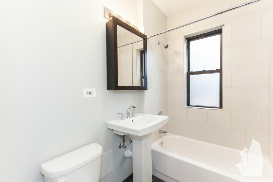 Building Photo - 617 W Melrose St