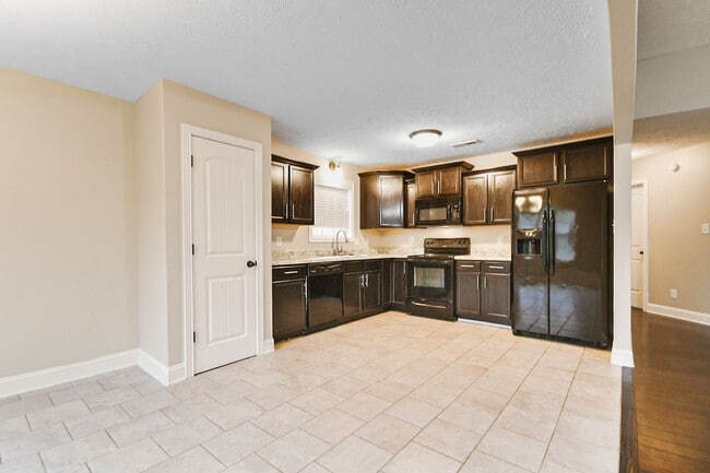 Building Photo - Pet Friendly Three Bedroom!