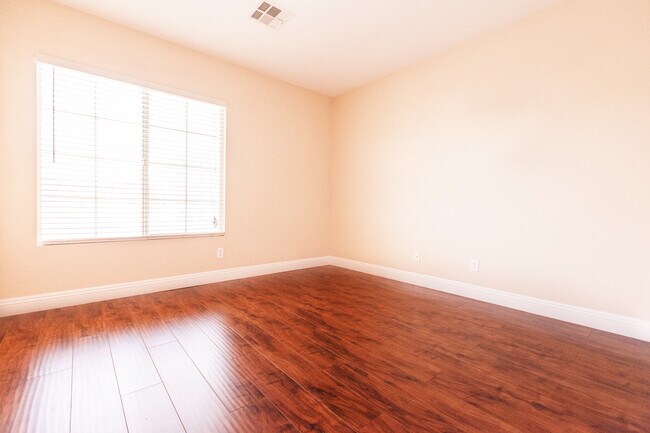 Building Photo - Beautiful 2 Story 4 Bedroom home