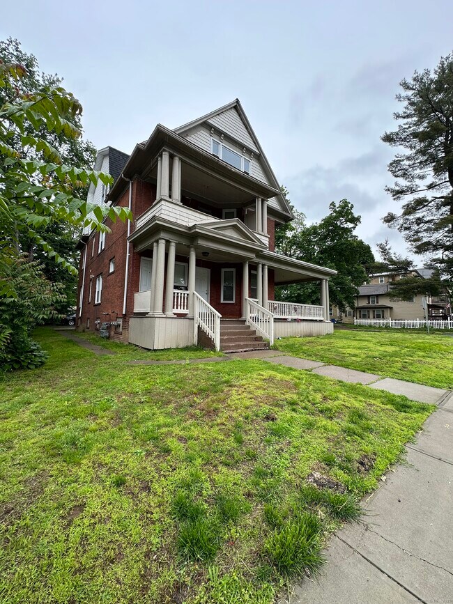 Primary Photo - 483 Edgewood St