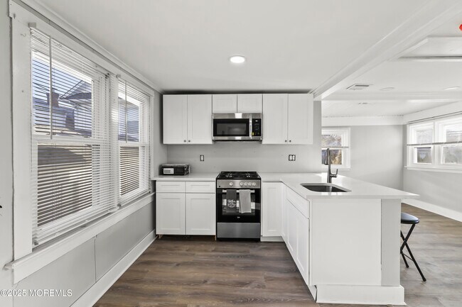 Building Photo - 324 McCabe Ave