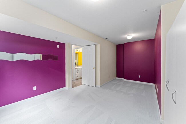 Building Photo - Spacious Townhome in Bellevue College Neig...