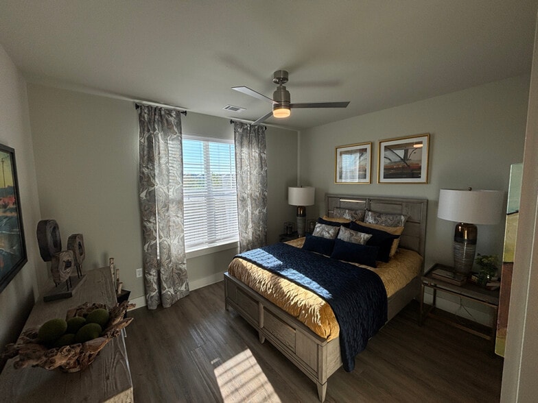 Building Photo - 425 El Rio St