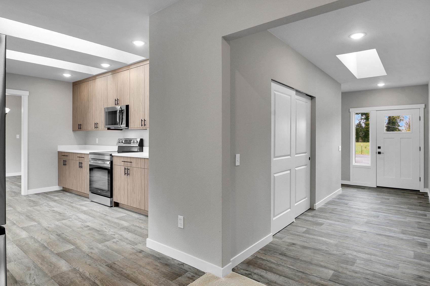 Entry & Kitchen - 34505 US 2