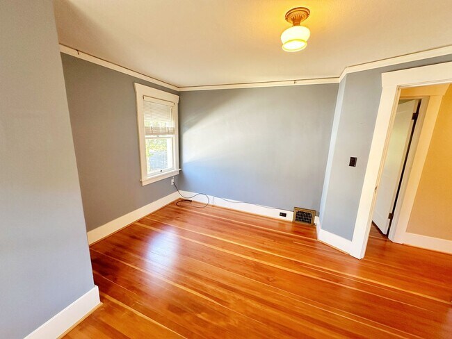 Building Photo - Stunning 3 Bedroom with Fully Fenced Yard ...