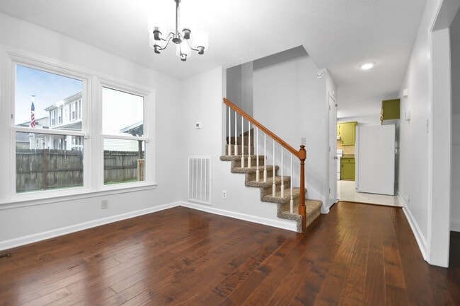 Building Photo - Pet Friendly Five Bedroom!