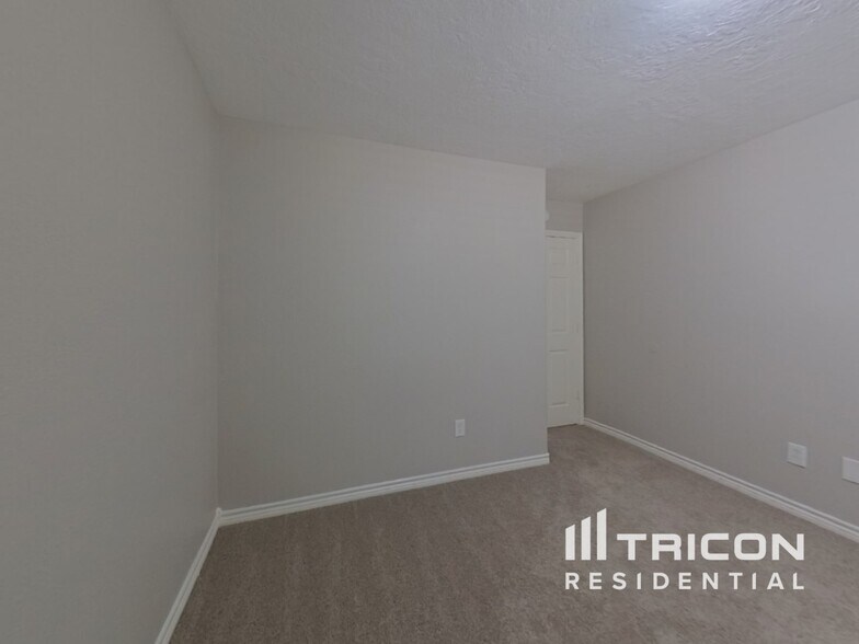 Building Photo - 729 Forest Ln Dr