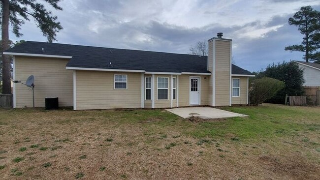 Building Photo - 3 Bedroom/3 Bath Ranch Close to Fort Liberty