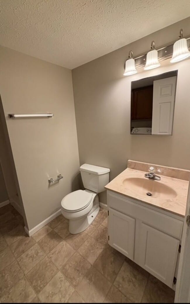 Building Photo - Spacious 3 bedroom Townhome: Available NOW!