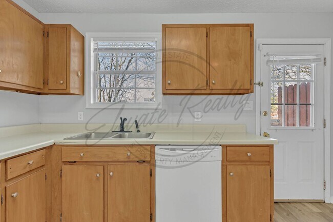 Building Photo - Three Bedroom, Two Level Duplex for Rent!