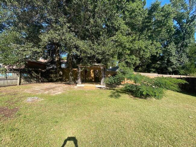 Building Photo - MOVE IN SPECIAL - 2 WEEKS FREE RENT - 3BR ...
