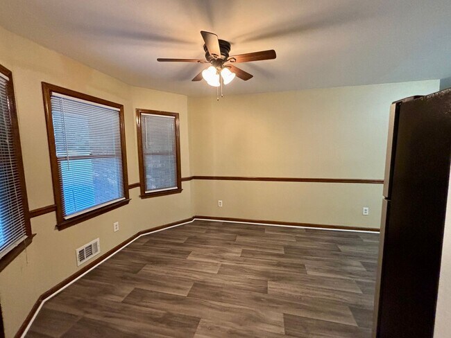 Building Photo - 2021 N Oak Dr