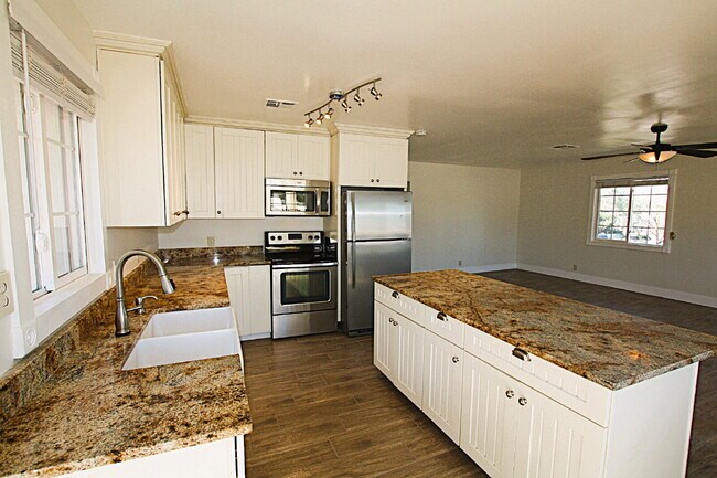 Building Photo - Rare Find in the Coveted Cheery Lynn Historic District!