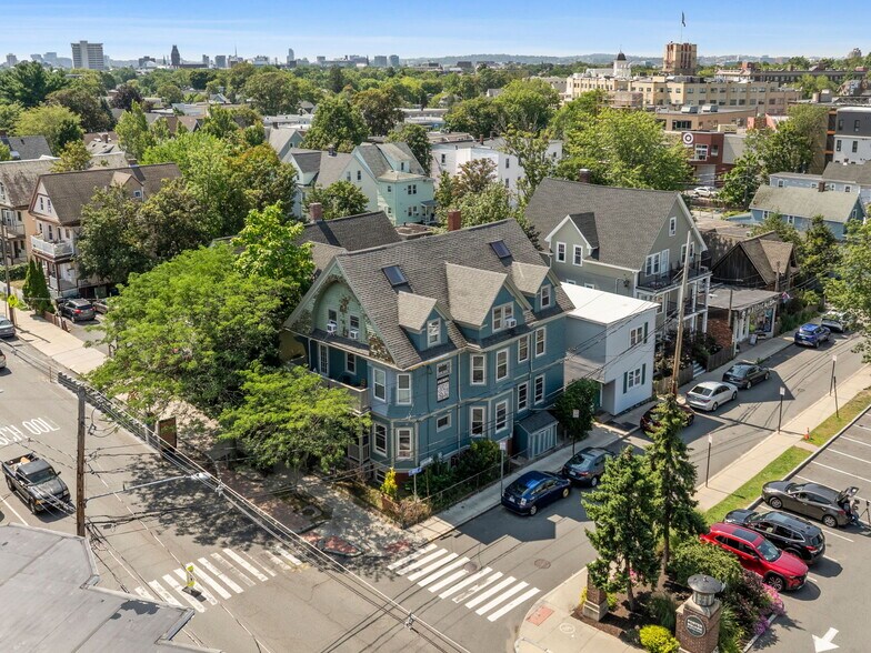 Building Photo - 98 Elm St