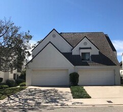 Building Photo - Large Renovated 3bed x 2.5bath Townhouse with Private Patio & 2-Car Garage