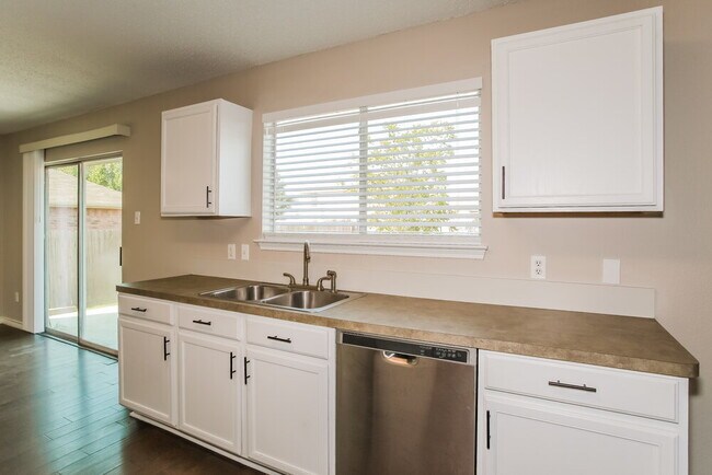 Building Photo - 307 Saddlebrook Dr