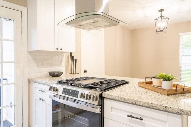 Building Photo - 10 N Wavy Oak Cir