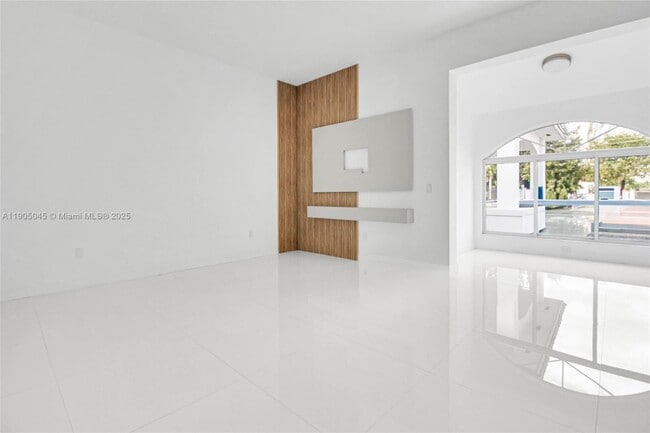 Building Photo - 425 SW 129th Ave