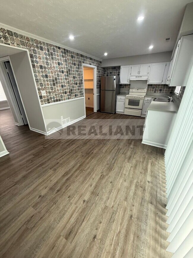 Building Photo - 3107 Glenridge Cir