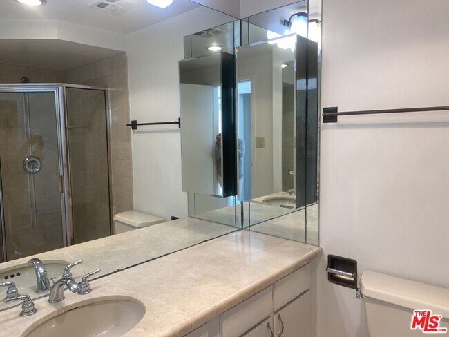 Building Photo - 4265 Marina City Dr