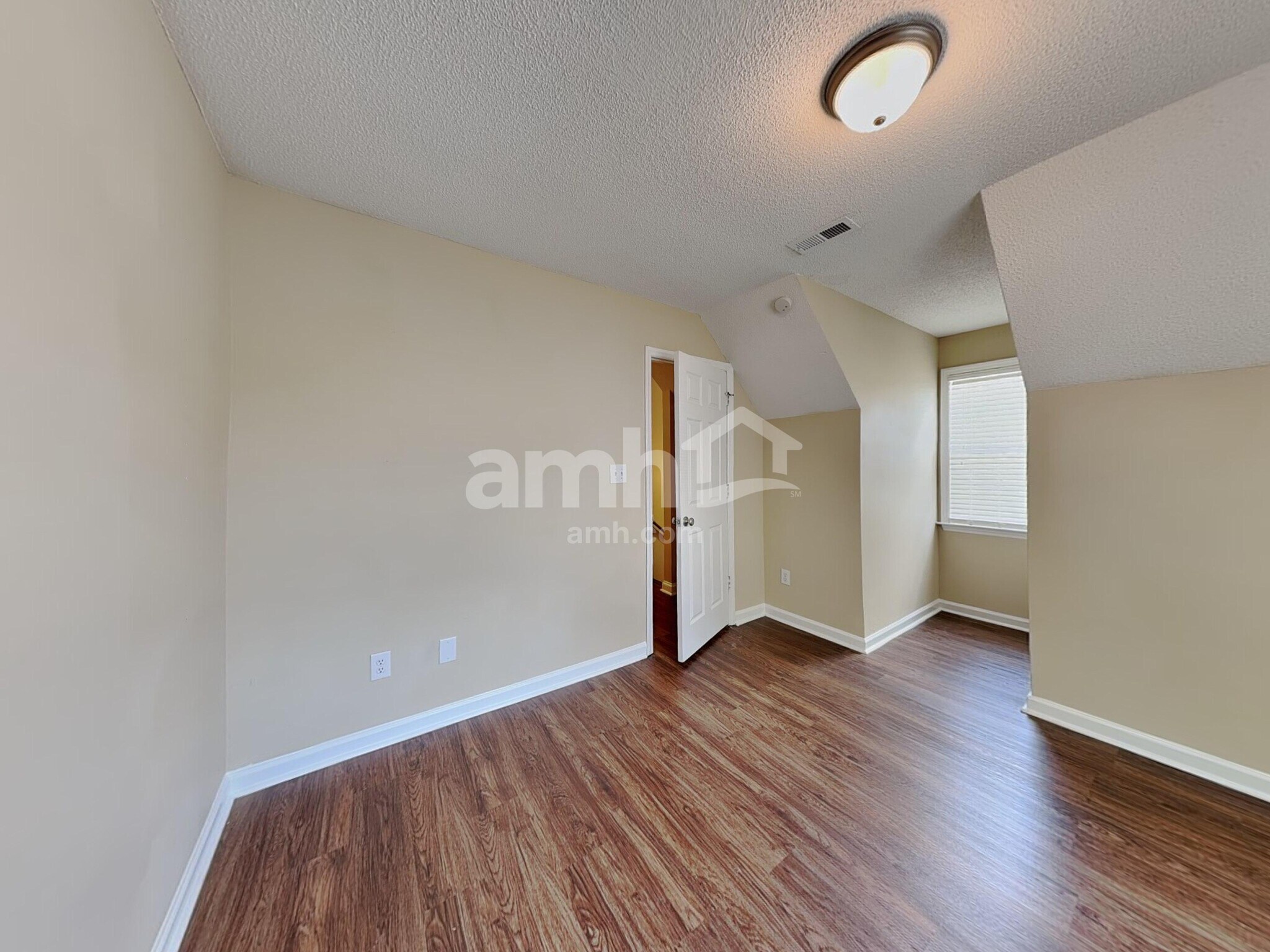 Building Photo - 100 Creekbank Ct